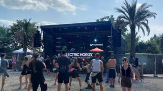 Der Floor 1 ist das Herzstück der Location - hier spielen neben DJs aus der Region auch die weltbekannten DJs. Am Nachmittag ist die Tanzfläche schon gut besucht.