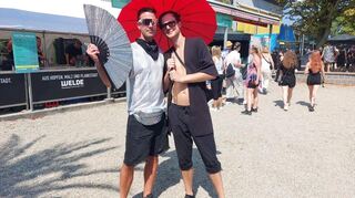 Gut ausgerüstet mit Sonnenschirm und Fächer bei den sommerlichen Temperaturen in Plankstadt sind diese beiden Besucher des Festivals.