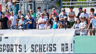 Sandhausens Fans stehen unter einem Transparent mit der Aufschrift „Scheiss RB!“.