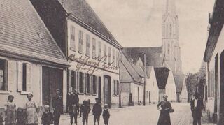 Die Brühler Hauptstraße im Jahr 1917. Der Fotograf steht etwa auf Höhe der heutigen Sparkasse und hat seine Kamera in Richtung Ketsch ausgerichtet.
