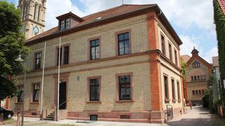 Im Frühjahr 1883 begannen die Vorarbeiten und etwas mehr als ein Jahr später war das erste kommunale Schulhaus fertig - das Alte Schulhaus in der Hauptstraße.