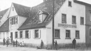 Das Gasthaus "Zum Ochsen" steht seit 1734 am Beginn der Hauptstraße - heute heißt es "Ratsstube". Das Bild stammt aus den ersten Jahren des 20. Jahrhunderts.