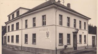Das Brühler Rathaus in der Hauptstraße wurde 1866 gebaut und seitdem immer wieder erweitert, doch der Altbau ist bis heute erkennbar.
