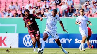 Loïs Openda in direktem Duell mit Yannick Osee.