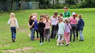Spaß auf dem Hundeplatz für eine große Kindergruppe.