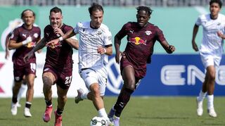 David Raum und Castello Lukeba versuchen, Sandhausens Louis Kolbe zu stoppen.