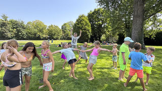 Akrobatisch geht es beim Tanzen im Ketscher Sommercamp zu. Die Ferienkinder haben jede Menge Spaß.