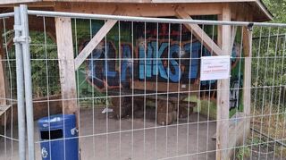 Die Hütte kurz vor dem Abriss: Unbekannte hatten eine komplette Seitenwand entfernt und sowohl einen tragenden Balken als auch Teile des Dachs beschädigt, so dass laut Gemeinde die Statik gefährdet war.