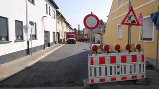 Das erste Stück der Wilhelmstraße ist bereits wieder asphaltiert, sodass es zumindest von den roten Lieferwagen des Backhauses Siegel genutzt werden kann, dessen Backstube im betroffenen Bereich liegt.