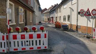 In der Sofienstraße ruhen derweil die Arbeiten wegen der Sommerpause, sollen aber in der letzten Augustwoche fortgesetzt werden. Die Anwohner können ihre Häuser weiterhin nur über eine provisorische Schotterfläche erreichen.