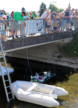 Für den Start Regatta werden die Boote auf einem Gitter zu Wasser gelassen.