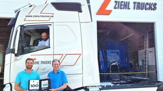 Stolz präsentieren (v. l.) Sascha Ziehl und Serkan Sönmez dem Brühler Bürgermeister Dr. Ralf Göck das Buch mit der Erläuterung, warum "Ziehl Trucks" zu den TOP-100-Innovatoren Deutschlands gehört.