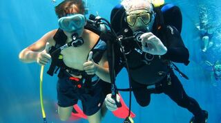 Der Teilnehmer am Brühler Ferienprogramm Felix (l.) und Betreuer Thomas Würth signalisieren, dass bei ihrem Tauchgang im Brühler Freibad alles gut läuft.