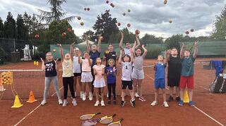 Es regnet Tennisbälle: Für einige Kinder bot das Ferienprogramm des Tennisclubs den ersten Kontakt mit dem schnellen Sport.