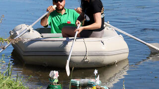 Mit einem Schlauchboot fangen zwei Vereinsmitglieder die Ausreißer wieder ein.