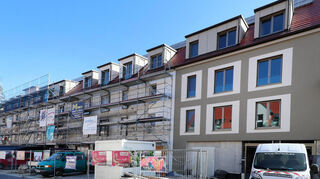 Ganz am südlichen Ende des Wohnprojekts Obere Hauptstraße 15-21 ist das Gerüst über der Einfahrt zur Tiefgarage (vom Fahrzeug verdeckt) bereits abgebaut.