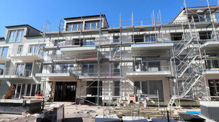 Auf der Rückseite des Hauptgebäudes ist die Fassade teilweise komplett mit Balkonen fertiggestellt um vom Gerüst befreit. Die große Öffnung links wird demnächst mit einem Fenster verschlossen.