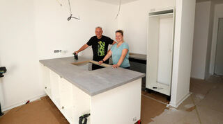 Dirk Balischewski von der Firma Küchen Kall aus Oftersheim und Bauleiterin Rebecca Schell in der Musterwohnung im Erdgeschoss des Mehrfamilienhauses.