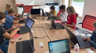 Konzentriertes Arbeiten an den Laptops beim Computer-Workshop der Awo im Rahmen des Ferienprogramms der Gemeinde Plankstadt.