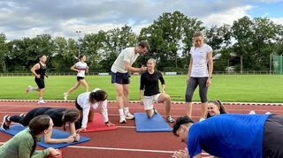 Lucas Epperlein und Silke Hildenbrand (beide stehend) betreuen beim TSV Oftersheim eine sehr erfolgreiche Laufgruppe.