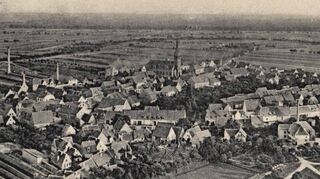 Anfang des 20. Jahrhunderts entstand diese Aufnahme von Brühl. Der Fotograf schwebte dabei im Luftschiff über den Schwetzinger Wiesen. In der Mitte erkennt man die Schutzengelkirche und kann so den Verlauf der Hauptstraße von links nach rechts erkennen.