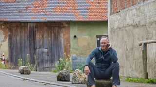 SPD-Politiker Andreas Stoch während einer Pause beim Barfußlauf von Heidenheim nach Ulm.