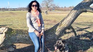 Monika Steidle mit ihren Hunden am Lieblingsbaum.