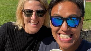 Caroline Neuber und Athi Sananikone vor dem Schloss.