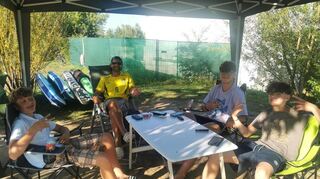 Genießen ihren "Männerurlaub" auf der Brühler Kollerinsel: Julian (13), Tom Arnold (48), Milo (14) und Neo (14) aus Reilingen.