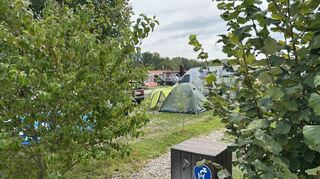 Zahlreiche Zeltplätze gehören beim Erlebnisraum Inselcamping in Brühl natürlich auch dazu.