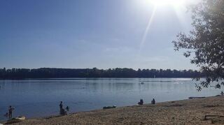 Der Badestrand macht das Urlaubsparadies Inselcamping auf der linksrheinischen Seite von Brühl komplett.