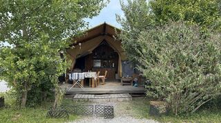 Tag der offenen Zeltbahn in einer der Lodges, die beim Team des Campingplatzes auf der Kollerinsel gemietet werden können.