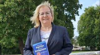 Autorin Natalie Dechant mit ihrem ersten Buch.