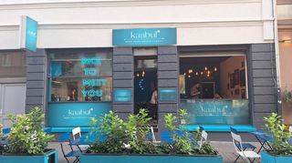 Blaue Deko und ein leuchtendes Neon-Schild: Das Kabuul² will mit modernem Ambiente Gäste zu sich einladen.
