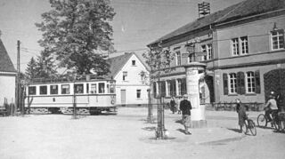 Das Bild zeigt die Ortsmitte in Plankstadt ungefähr um das Jahr 1936. Damals hieß der Platz noch Adolf-Hitler-Platz.