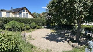 Seit Beginn der Sommerferien bietet der kleine Abenteuerpark am Rheindamm in Brühl keine Attraktionen mehr - die Geräte aus Holz mussten demontiert werden.