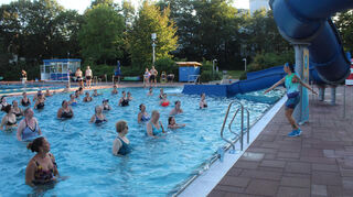 Trainerin Anne Arnold zeigt beim Aqua Zumba im Freibad vollen Einsatz. Begeistert machen die Teilnehmer mit.