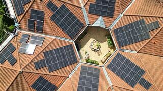 Mehr als 100 Photovoltaikmodule erzeugen Energie für Kita.