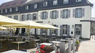 Die Sonnenschirme sind zwar noch aufgespannt, der Schriftzug "Celine" an der Hauswand ist aber verschwunden. Der Hotelbetrieb wird noch aufrecht erhalten.