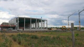 Während auf der Wiese im Vordergrund in den nächsten Monaten der neue Zustellstützpunkt von Deutscher Post und DHL für die gesamte Region entstehen wird, sind dahinter in der Straße Am Ochsenhorn die Arbeiten am künftigen Standort der hochspezialisierten Firma Rohr Bagger schon deutlich vorangeschritten.