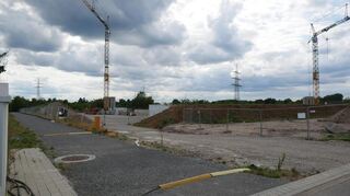 Richtung B 535 und Bahntrasse entsteht derzeit der Standort eines Fleischgroßhändlers, der Vorprodukte für Döner herstellt. Auch für das letzte noch freie Grundstück nebenan laufen aktuell konkrete Verhandlungen mit einem Interessenten - Namen nennt die Gemeinde hier noch nicht.