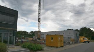 Eines der größten Bauunternehmen Deutschlands baut für sich selbst: Im Gewerbering erweitert die Firma Leonhard Weiss ihren bestehenden Standort um ein zusätzliches Bürogebäude, wodurch langfristig mehr als 80 zusätzliche Mitarbeiter nach Plankstadt kommen sollen.