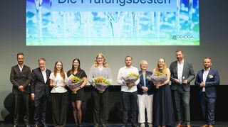 Die Prüfungsbesten aus den Hotel- und Gaststättenberufen, umgeben von Richard Damian (l.), Rainer Weiglein (2.v.l.) und Tobias Naht (r).