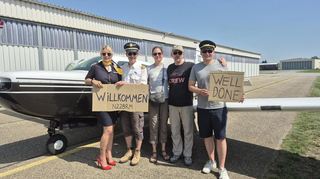 Das Empfangskomitee des Fliegerclubs EMPOA begrüßt die Heimkehrer Tina und Gunter Haug (3. und 4. v.l.).