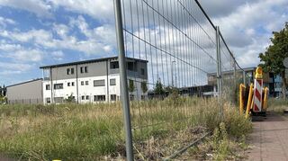 Auf dem Grundstück zwischen der Straße an den Werften im Schütten-Lanz-Gewerbegebiet und dem Brühler Aldi-Markt wird im September die Containeranlage gebaut.