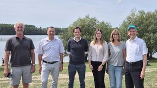 Harry Grafetstetter (v. l.), Bernd Kappenstein, David Kühlert, Catarina Sorge, Sonja Grafetstetter und Bürgermeister Dr. Ralf Göck planen vor der malerischen Kulisse des Kollersees die Parkplatzsituation.