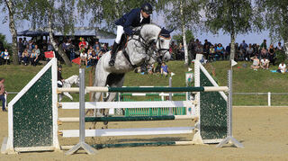 Für Ralf Müller geht es beim Reilinger Turnier 2024 hoch hinaus.