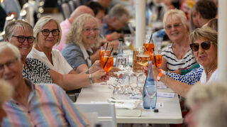 Diese Mädelsgruppe aus Eppelheim und Plankstadt genießt das Leben bei Aperol und Livemusik.
