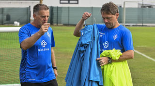 Die Qual der Wahl: Waldhofs neuer Trainer Luc Holtz (rechts, mit Co-Trainer Asif Saric) muss erste Personalentscheidungen treffen.