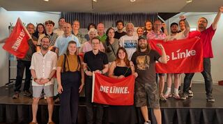 Mara Zeltmann (1. Reihe, 2. v. re.) tritt bei der Landtagswahl 2026 für die Linke im Wahlkreis Schwetzingen an.